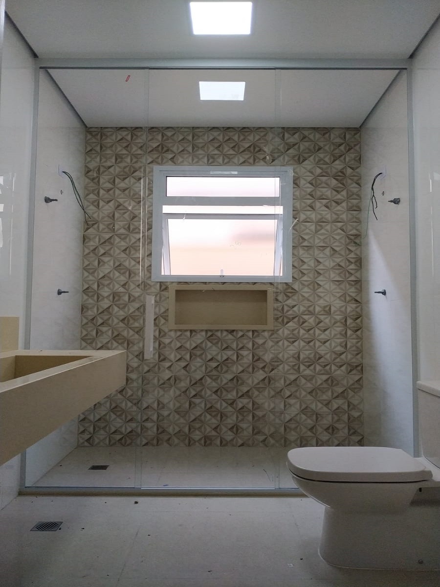 Vidro temperado aplicado em box de banheiro moderno