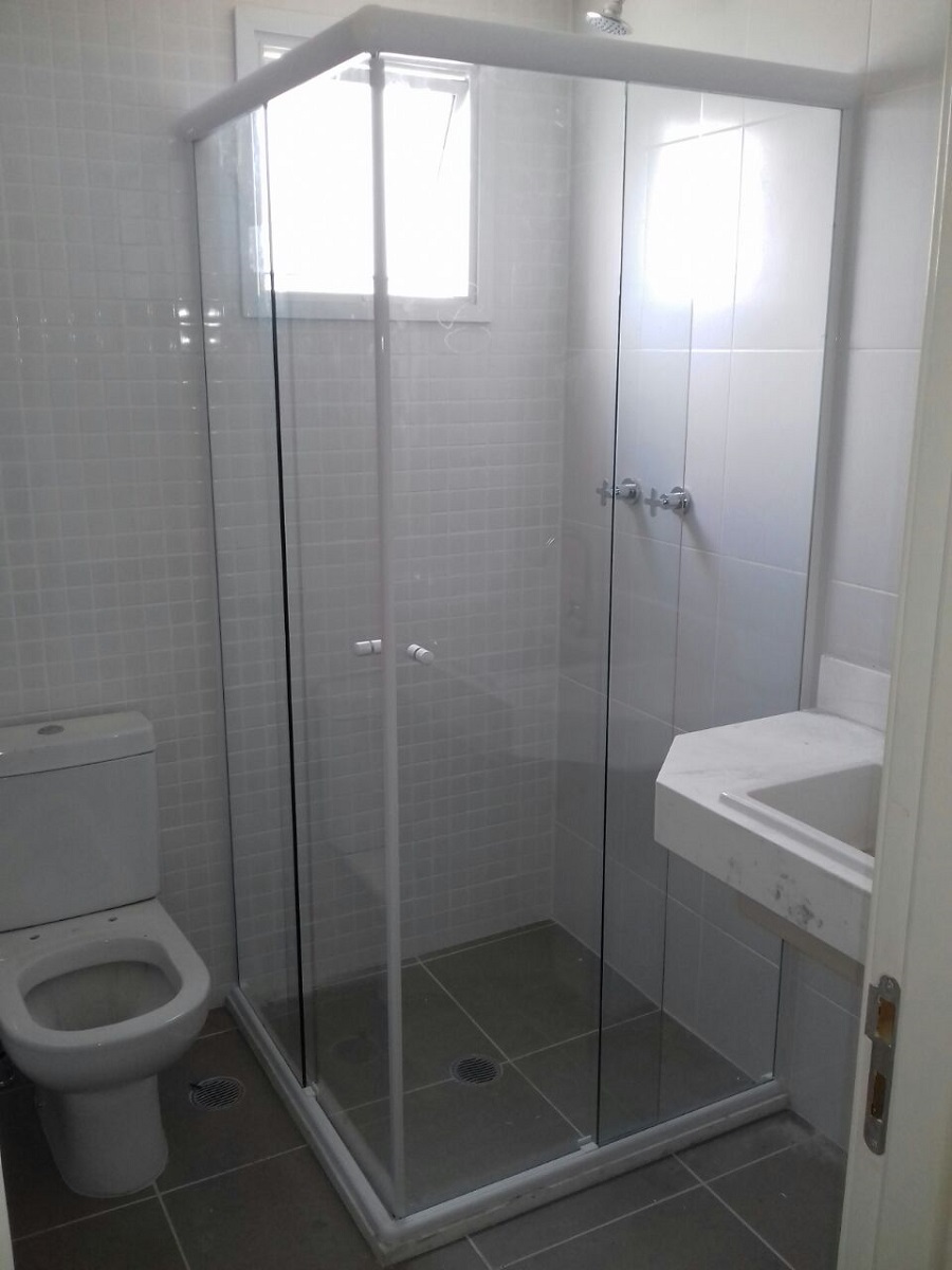 Comparação entre vidro comum quebrado e vidro temperado fragmentado