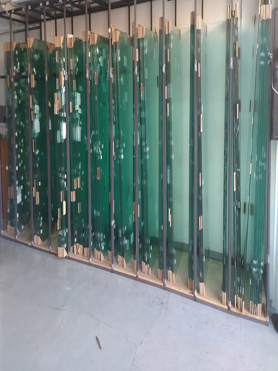 Instalação técnica de box com vidro temperado colorido